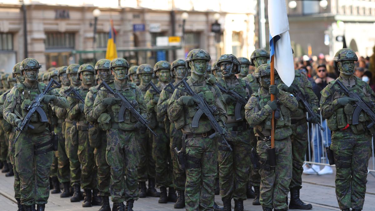 HELSINKI, FINLAND - 2022/06/04: Finnish army soldiers line up for a military parade on Flag Day of the Finnish Defence Forces in the Finnish capital. (Photo by Takimoto Marina/SOPA Images/LightRocket via Getty Images)