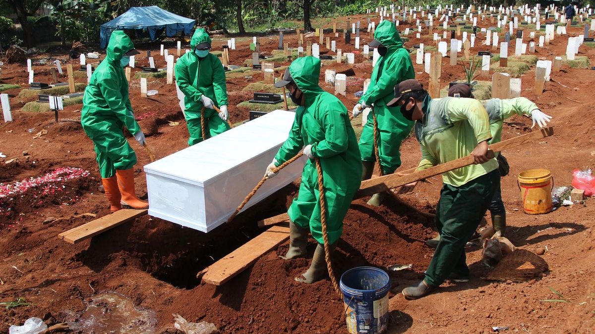Zdjęcie wykonane 18 sierpnia na cmentarzu Pondok Rangon w stolicy Indonezji, Dżakarcie.
