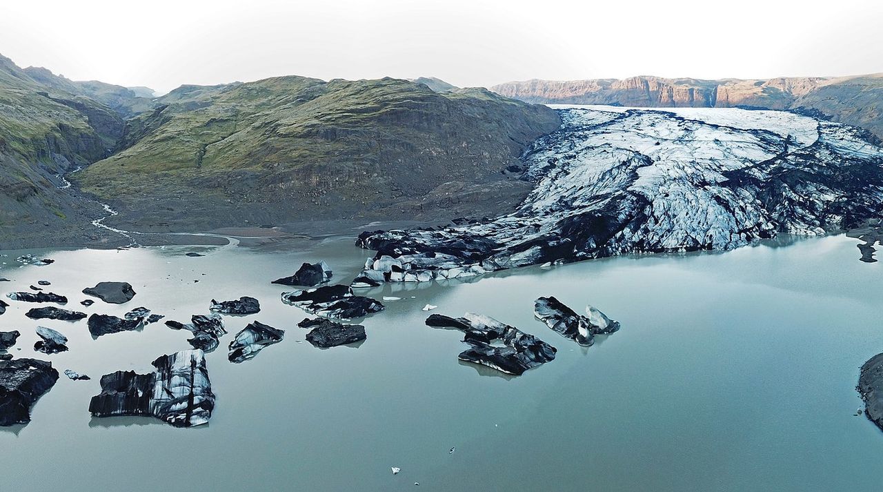 Topniejący lodowiec Sólheimajökull na Islandii