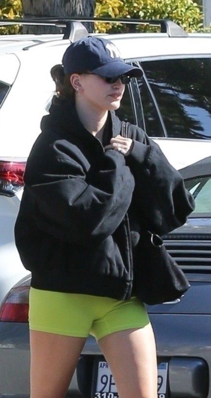 Justin Bieber w kapciach mknie na śniadanie z Hailey