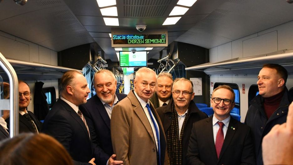 Nowy pociąg jedzie przez Radzionków. Fot. Elżbieta Kulińska