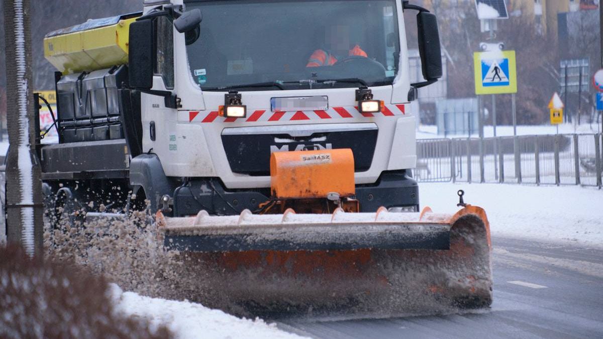 Pługopiaskarka usuwająca błoto pośniegowe z jezdni