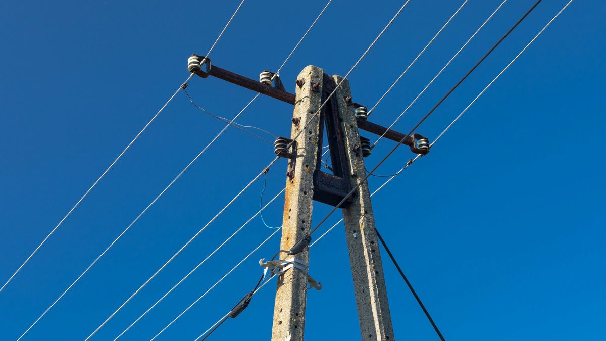 Linie energetyczne średniego napięcia. Słup energetyczny, fragment sieci przesyłowej