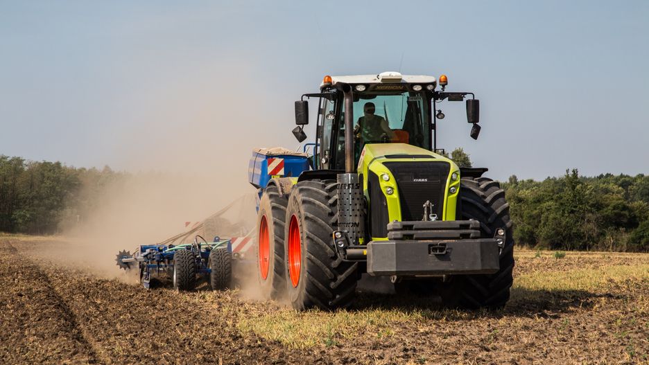 zasiew rzepaku metodą strip till, ciągnik podczas zasiewu, ciągnik Claas, rzepak