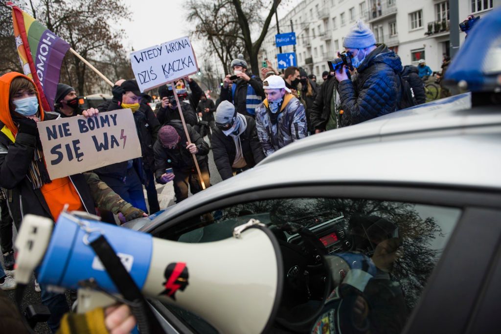 Złamał rękę 19-latce w trakcie Strajku Kobiet. Dalej pełni służbę