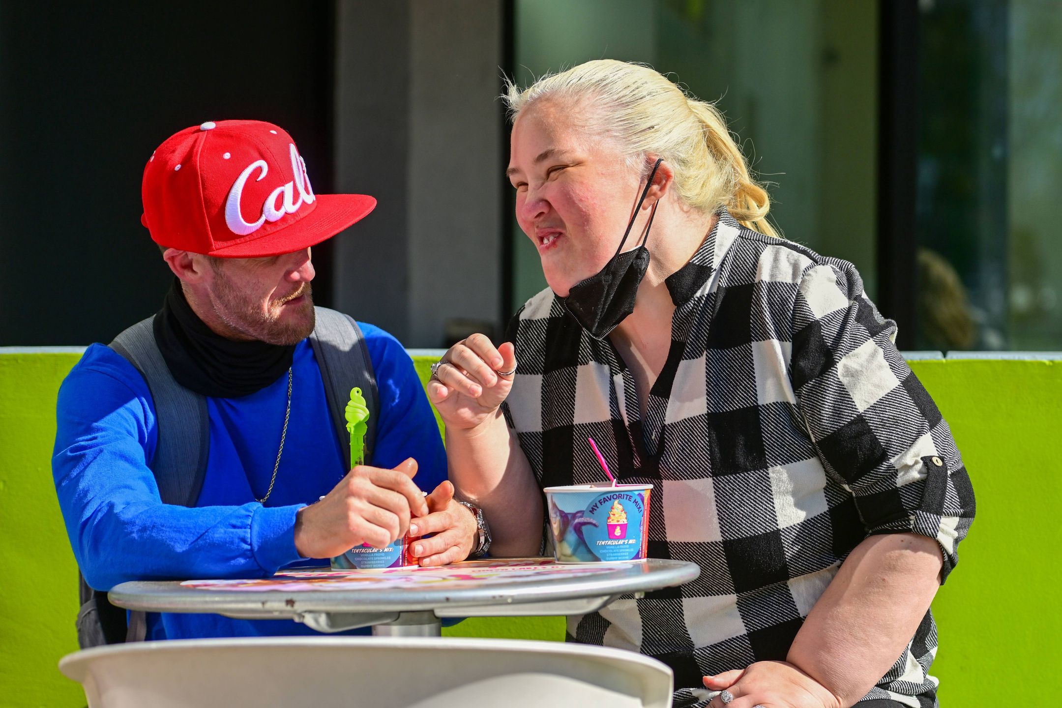 Mama June czule karmi swojego CHŁOPAKA KRYMINALISTĘ i jeździ z nim na karuzeli