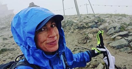 Justyna Kowalczyk w zaawansowanej ciąży zdobywa Kasprowy Wierch. Pod zdjęciem ze szczytu aż wrze