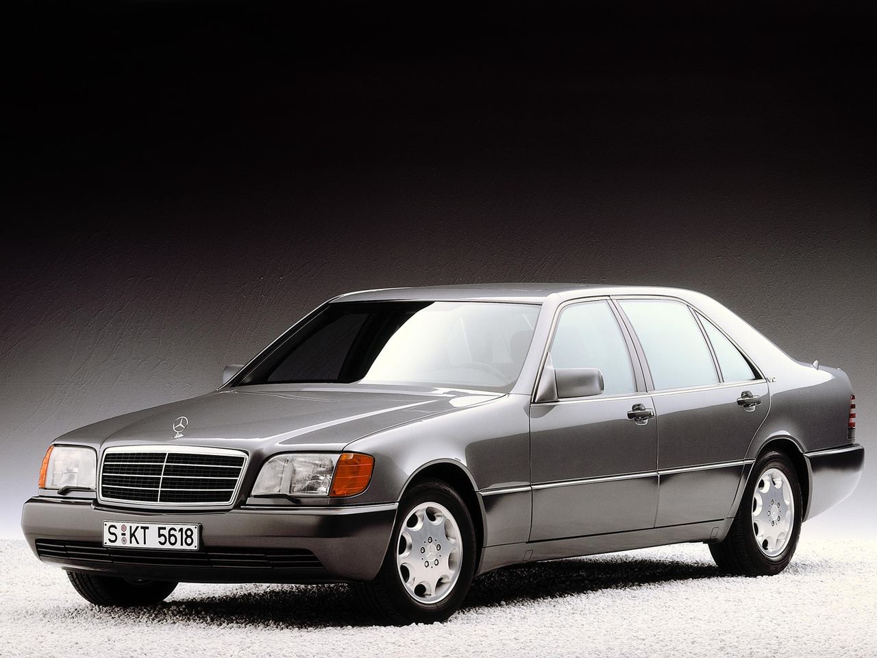 Mercedes-Benz 800 SEL miał być napędzany 18-cylindrowym silnikiem. Niestety, skończyło się na szkicach