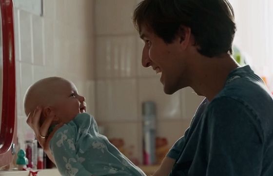 „Znajdź to, co najważniejsze” - ogolony młody ojciec w spocie Allegro Smart! (wideo)