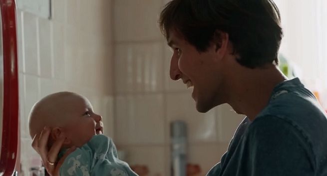 „Znajdź to, co najważniejsze” - ogolony młody ojciec w spocie Allegro Smart! (wideo)