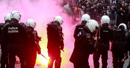 Starcia z policją i armatki wodne. Protesty przeciw restrykcjom w pandemii COVID-19 w Belgii