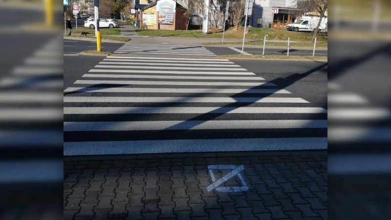 Piktogram przed przejściem dla pieszych