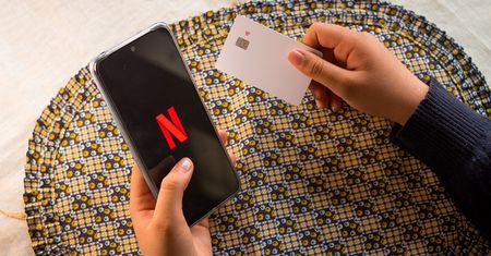 Najtańszy plan Netflixa z kolejnymi ograniczeniami. Widzowie czują się oszukani