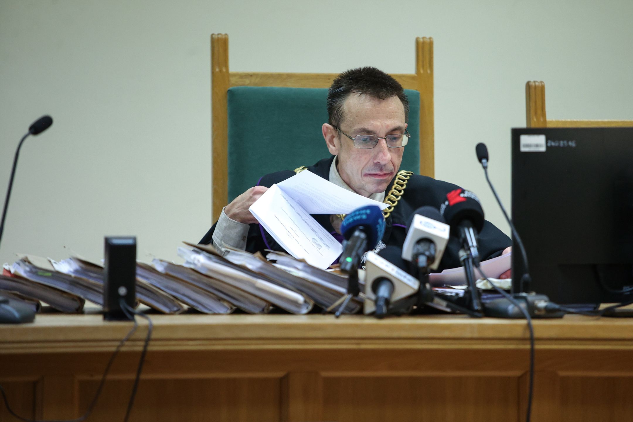 Częstochowa, 30.06.2025. Sędzia Marek Garlik w Sądzie Okręgowym w Częstochowie, 30 bm. Rozpoczął się proces ws. zabójstwa 8-letniego Kamila. Na ławie oskarżonych zasiadają 4 osoby. Ojczym chłopca Dawid B. jest oskrażony o zabójstwo chłopca ze szczególnym okrucieństwem, a matka Kamila Magdalena B. o udzielenie pomocy w popełnieniu zabójstwa swojego syna. Dwie pozostałe osoby, Aneta J. i Wojciech J., są oskarżone o nieudzielenie 8-latkowi pomocy. Kamil z Częstochowy zmarł 8 maja 2023 r. w Górnośląskim Centrum Zdrowia Dziecka po 35 dniach walki o życie. Wcześniej przez wiele miesięcy był maltretowany. (sko) PAP/Jarek Praszkiewicz *** UWAGA!!! ZAKAZ PUBLIKACJI WIZERUNKU I DANYCH OSOBOWYCH OSKARŻONYCH! ***