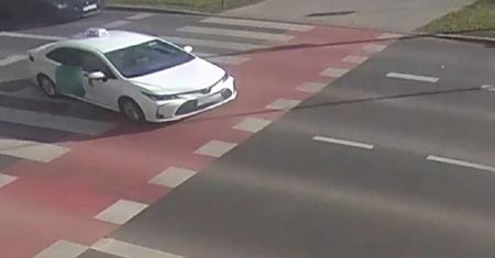 72-latek jeździł "na aplikację". Nagrał go monitoring