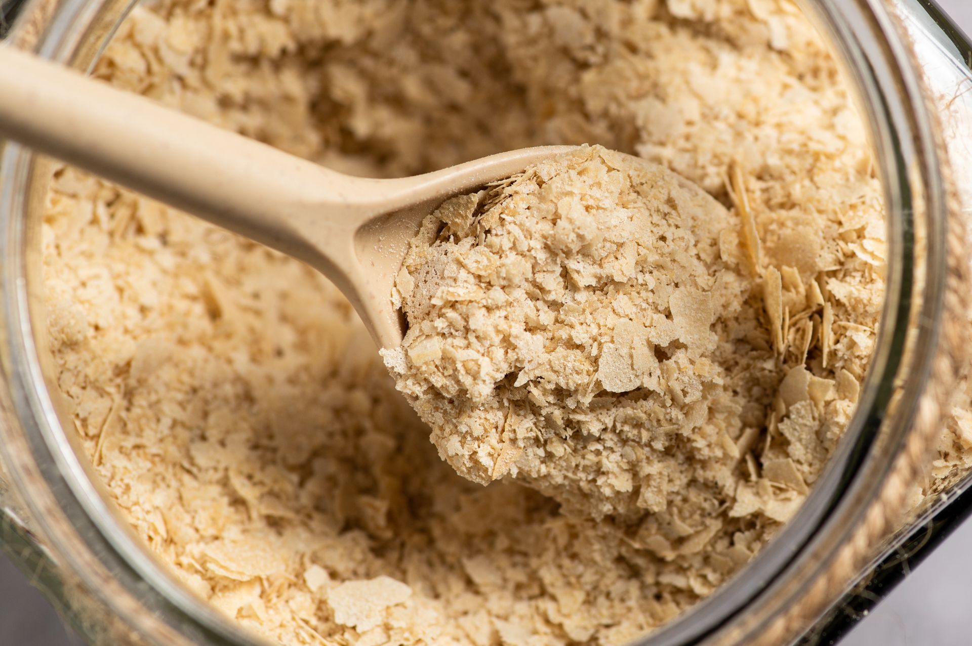 Wyglądają jak trociny, smakują jak ser. Niewielu wie, iż to najzdrowsza przyprawa świata