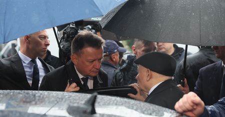 Incydent na miesięcznicy. Ostra wymiana zdań Błaszczaka z protestującymi