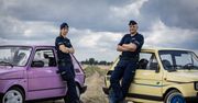 Z nowych srebrno-granatowych super bryk przesiadają się w leciwe "maluszki". Nietypowa pasja pary policjantów