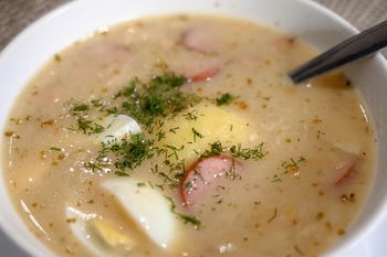 Na Wielkanoc robię żur z posztamfowanymi kartoflami. Do święconego jajeczka pasują idealnie.