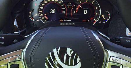 Cyfrowe zegary nowego BMW Serii 7 uchwycone na zdjęciu
