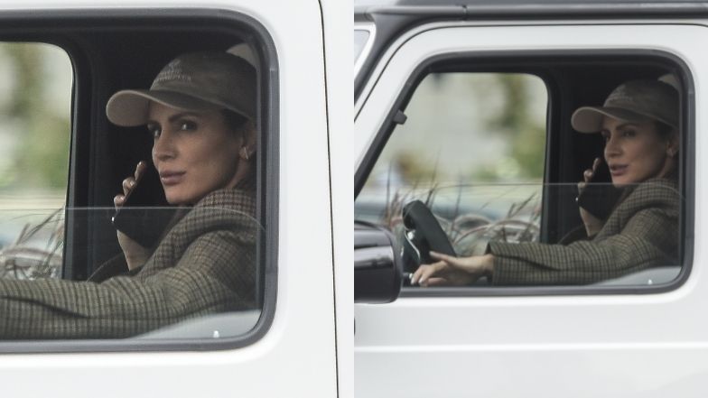 Sara Boruc gawędzi przez telefon za kierownicą mercedesa