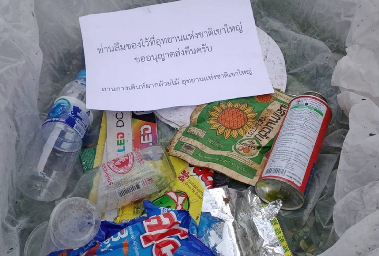 Tajlandia. Park narodowy odsyła turystom pozostawione przez nich śmieci