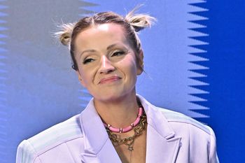 Zaszalała ze stylizacją. Kreacja z siateczki to jeszcze nie wszystko