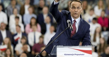 Media: Radosław Sikorski w czołówce europosłów odbywających sponsorowane wyjazdy zagraniczne