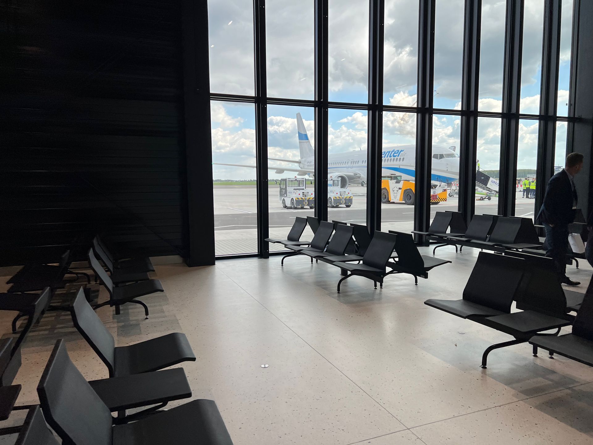 Do samolotu idzie się ścieżką wydzieloną na płycie lotniska. Boarding odbywa się po schodach a nie z rękawa