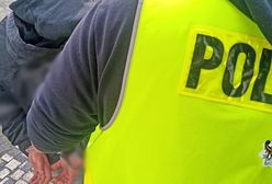 "Zaczął mnie przyduszać kolanem i nogą przyciskał do ziemi". Tak policjanci interweniowali wobec 18-latka