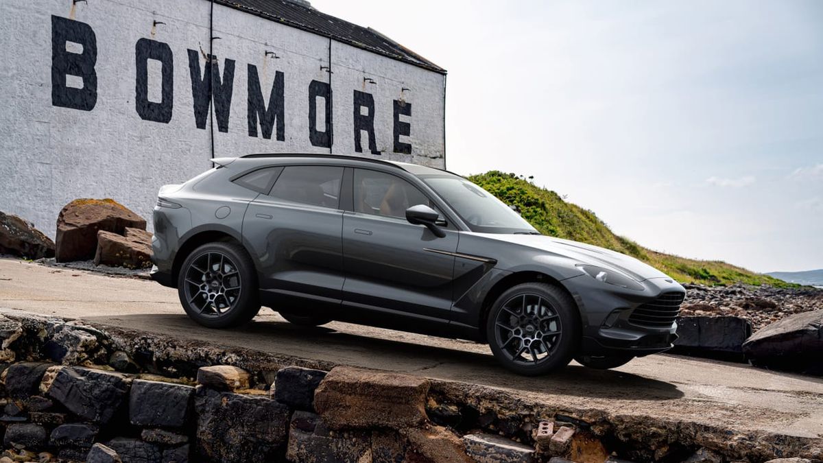 Lakier Bowmore Blue ozdobi tylko 18 egzemplarzy.