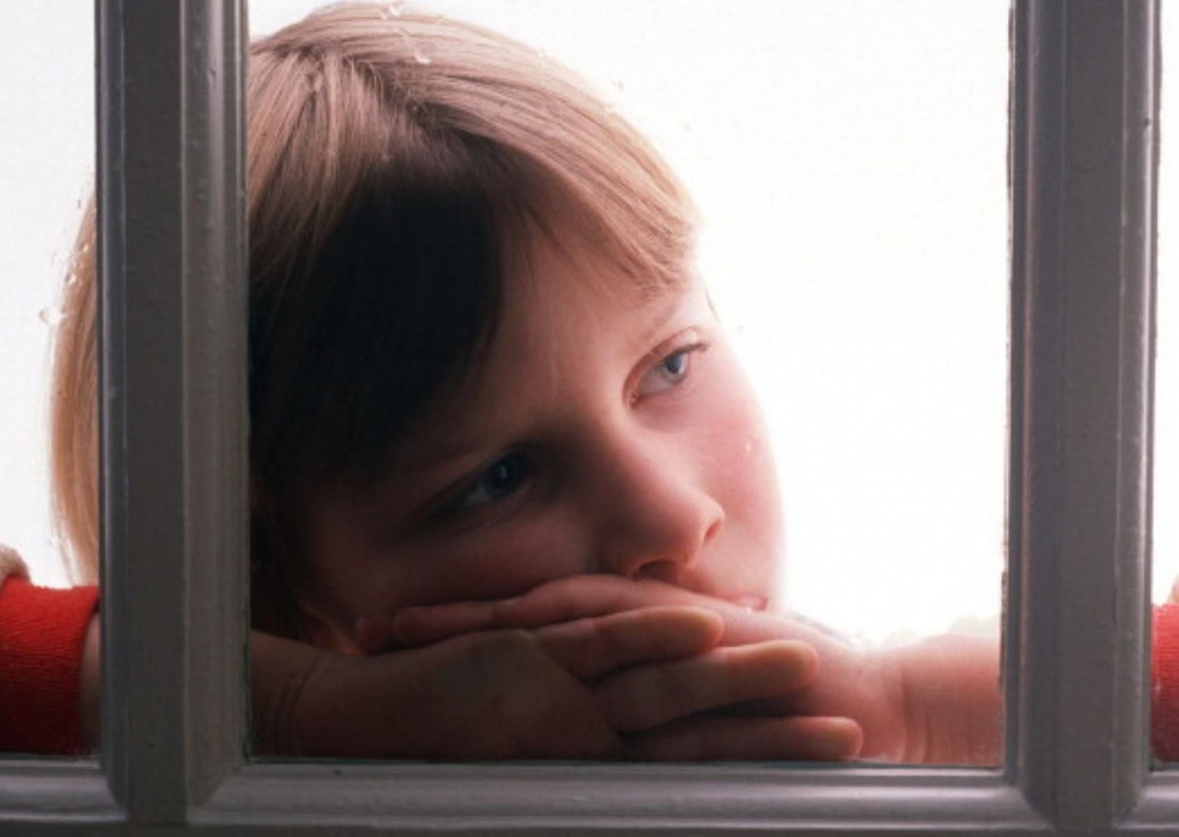 - Dziecko może silniej wyrażać swoje emocje w pewnych okresach rozwojowych, kiedy w jego mózgu następują intensywne zmiany - wyjaśnia psycholog.