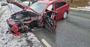 Ostrów Mazowiecka: Zderzenie dwóch aut. Jedno przewróciło się na bok. 27-latek miał ponad 2 promile alkoholu