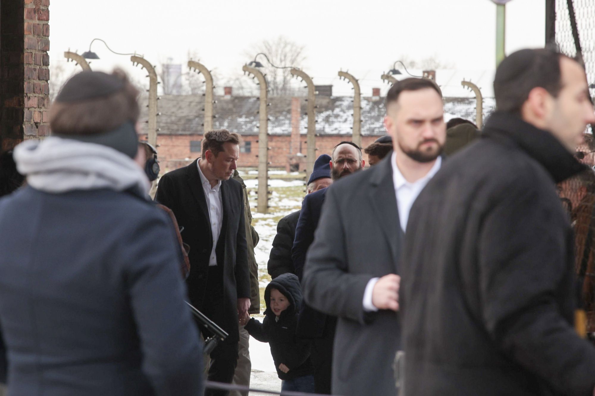 Elon Muska podczas wizyty w  Auschwitz-Birkenau