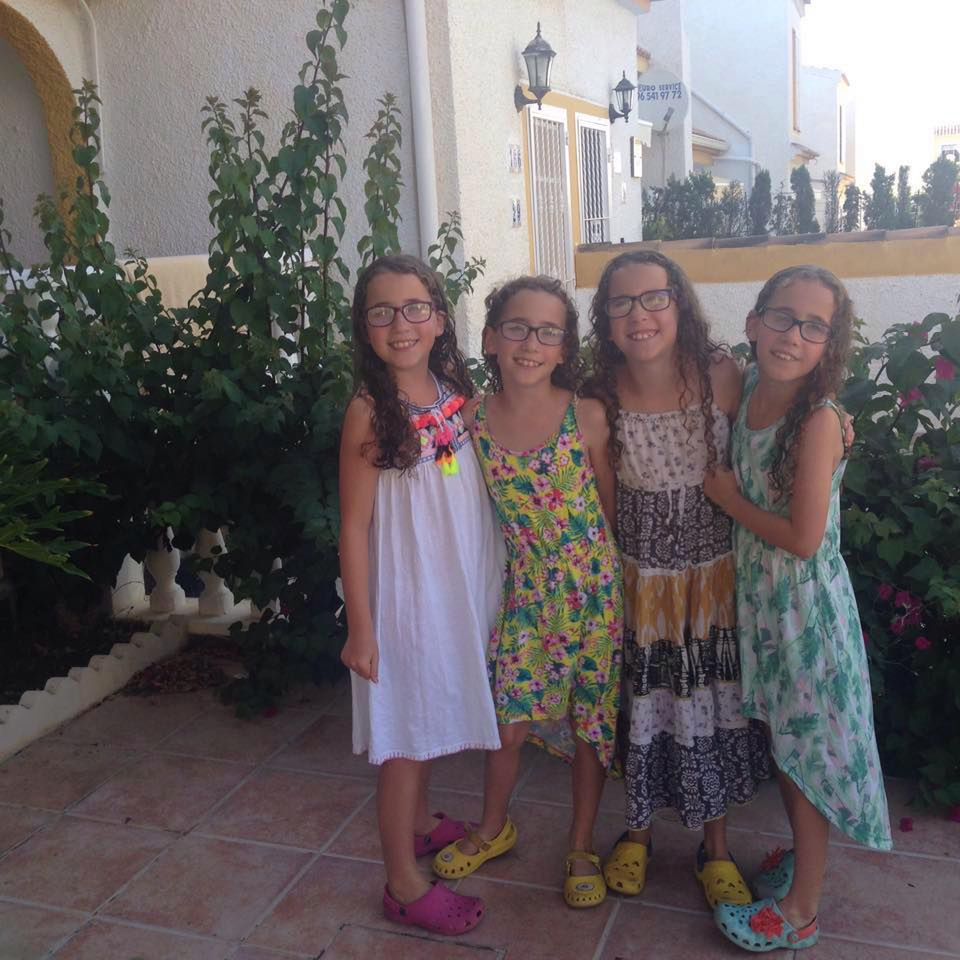 Dziewczynki inaczej się ubierają [facebook.com](https://www.facebook.com/photo.php?fbid=10207395718153320&set=pb.1297885928.-2207520000.1529058454.&type=3&theater)