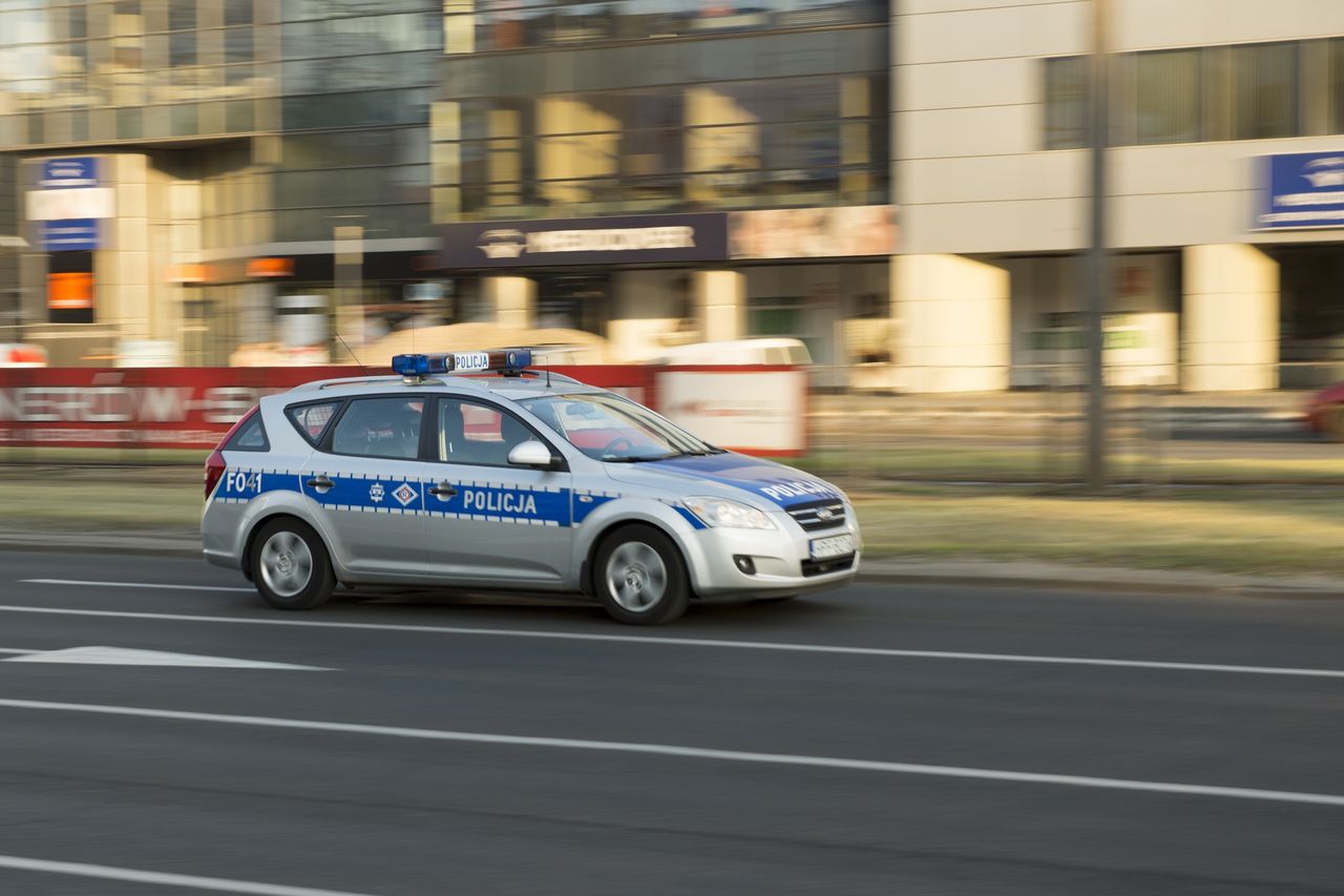 Doprowadził do kolizji i zaczął uciekać. Mundurowi znaleźli go pod plandeką