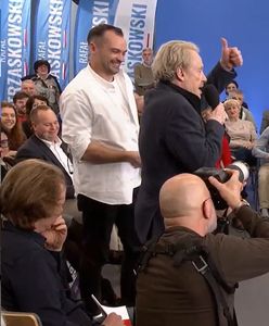 Olbrychski po rosyjsku na wiecu. Trzaskowski stał z posępną miną