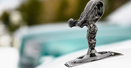 110 lat figurki Spirit of Ecstasy. Niezwykła historia najsłynniejszej maskotki w motoryzacji