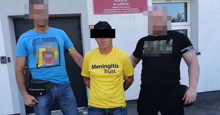 Odbierał pieniądze od osób oszukanych sposobem „na policjanta”. 55-latek był zaskoczony wizytą policjantów z Lublina