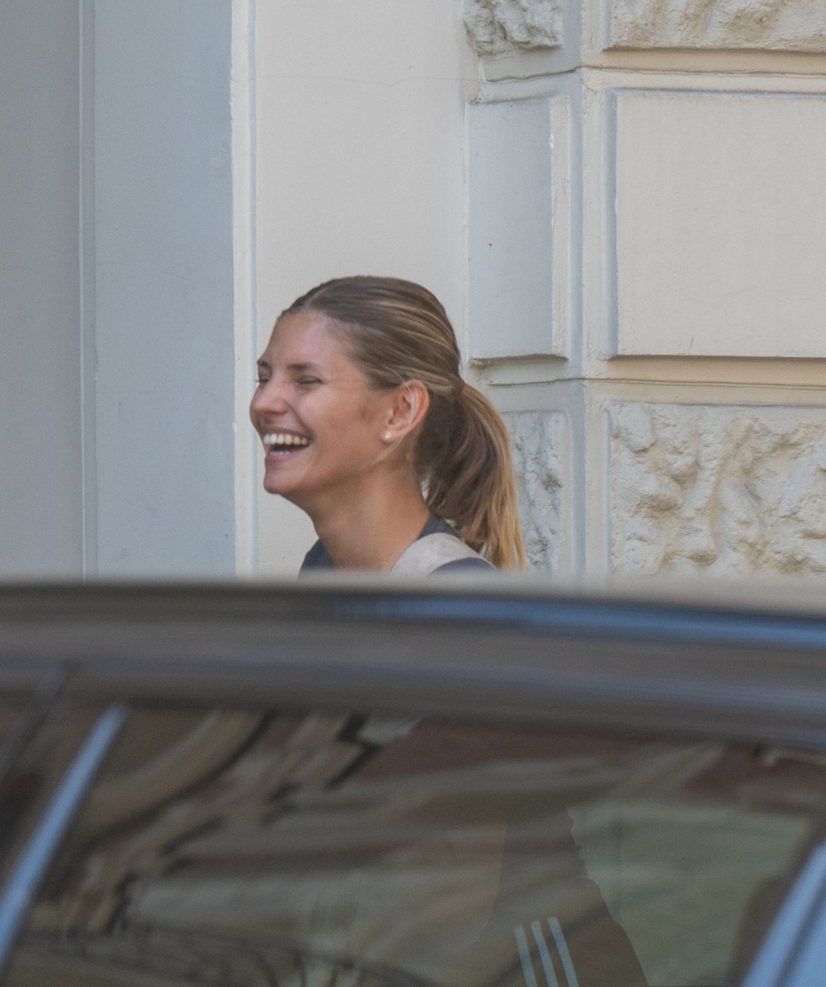 Maciej Musiał migdali się z uchachaną partnerką na ulicy