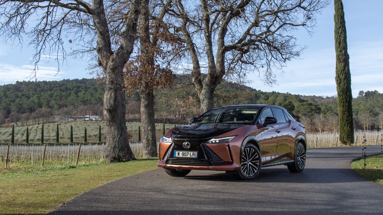 Pierwsza jazda: Lexus RZ 450e – jeździłem wersją z wolantem i wciąż "miałem kontrolę nad autem". I to jaką!