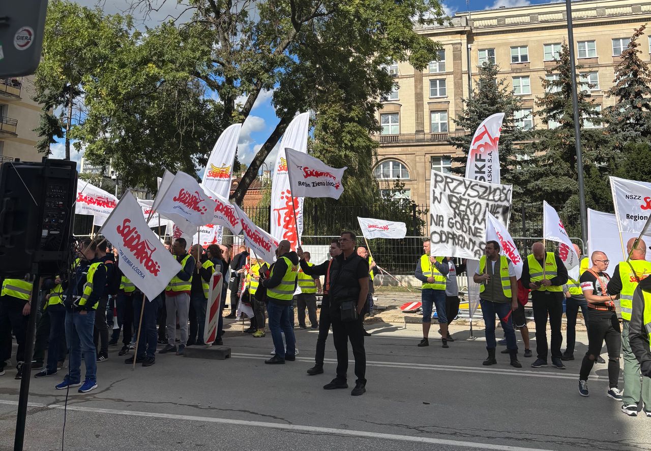 Protest pracowników Beko przed ambasadą Turcji w Warszawie