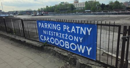 Plac po targowisku przy ul. Ruskiej zmienił się w płatny parking. Godzina parkowania tańsza niż w Strefie Płatnego Parkowania