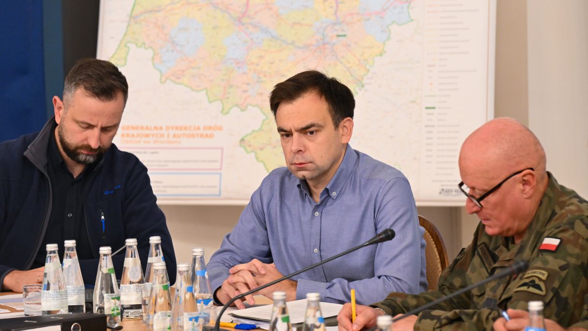 Wrocław, 18.09.2024. Wicepremier, minister obrony narodowej Władysław Kosiniak-Kamysz (L), dowódca generalny Rodzajów Sił Zbrojnych gen. broni Marek Sokołowski (P) oraz minister finansów Andrzej Domański (2L) podczas narady ogólnopolskiego sztabu kryzysowego we Wrocławiu, 18 bm. Południowa i zachodnia Polska zmaga się z powodziami, wezbranymi rzekami i ich skutkami. Najtrudniejsza sytuacja jest w Oławie (woj. dolnośląskie). Przez miasto przechodzi fala powodziowa. Działania służb, m.in. straży pożarnej i wojsk obrony terytorialnej, skupiają się na zabezpieczaniu wałów przeciwpowodziowych. (amb) PAP/Maciej Kulczyński