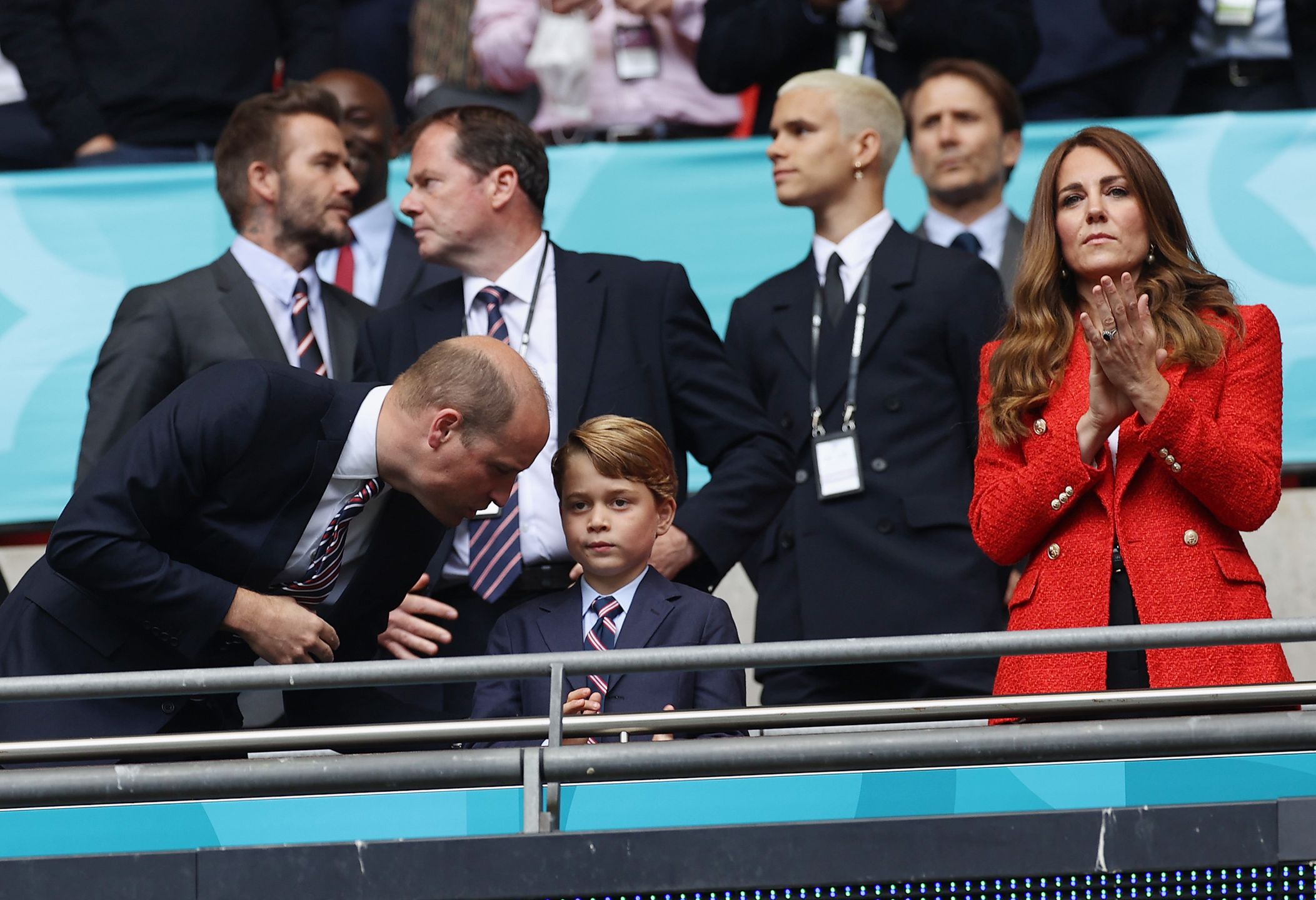 William, Kate i George na wtorkowym meczu. 7-letni syn pary kibicował... w garniturze