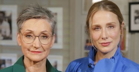 W bliźniaczych stylizacjach. Natalia Klimas z mamą pozują w koronkach