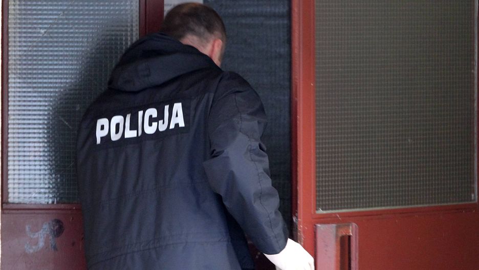 Policjant wchodzi do budynku w kt�rym mia�a miejsce tragedia
Grzegorz Momot
budynek, klatka schodowa, policjant, morderstwo, zab�jstwo, dziecko, policja, klatka, blok