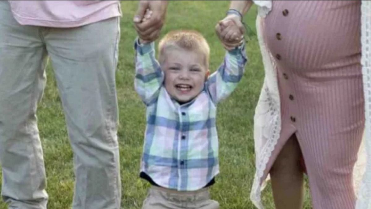 Dwuletni chłopiec przypadkowo zastrzelił się podczas, gdy jego matka karmiła swoją córeczkę w sąsiednim pokoju.