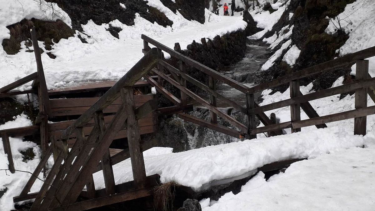 Złamany mostek w Dolinie Białego