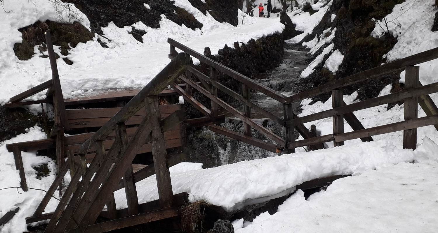 I tak przechodzą. Turyści przeprawiają się przez złamany most w Tatrach